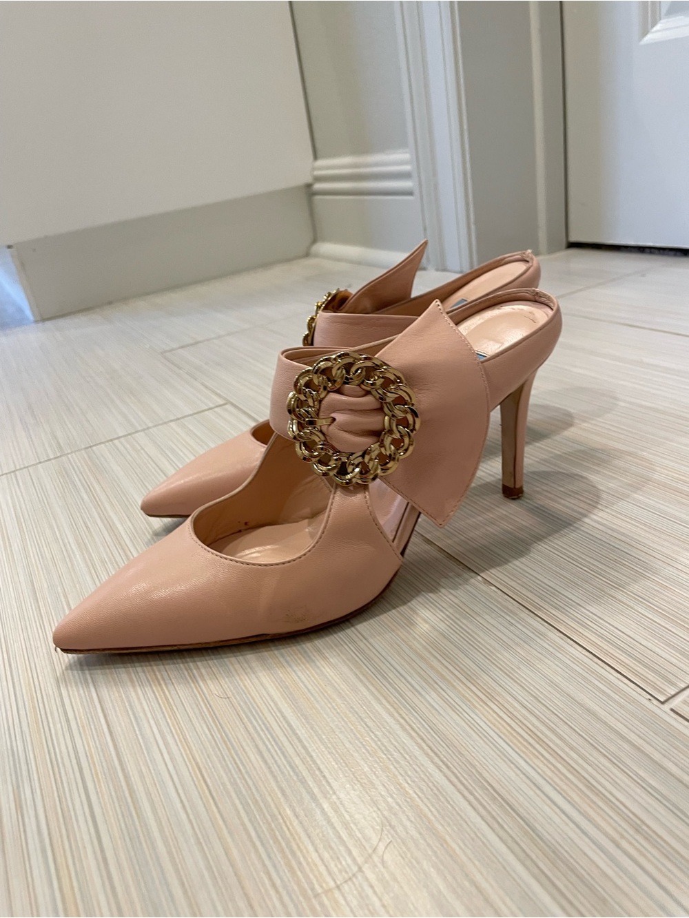 Chic Blush Pointed-Toe Slingback Heels with Gold Chain Accent